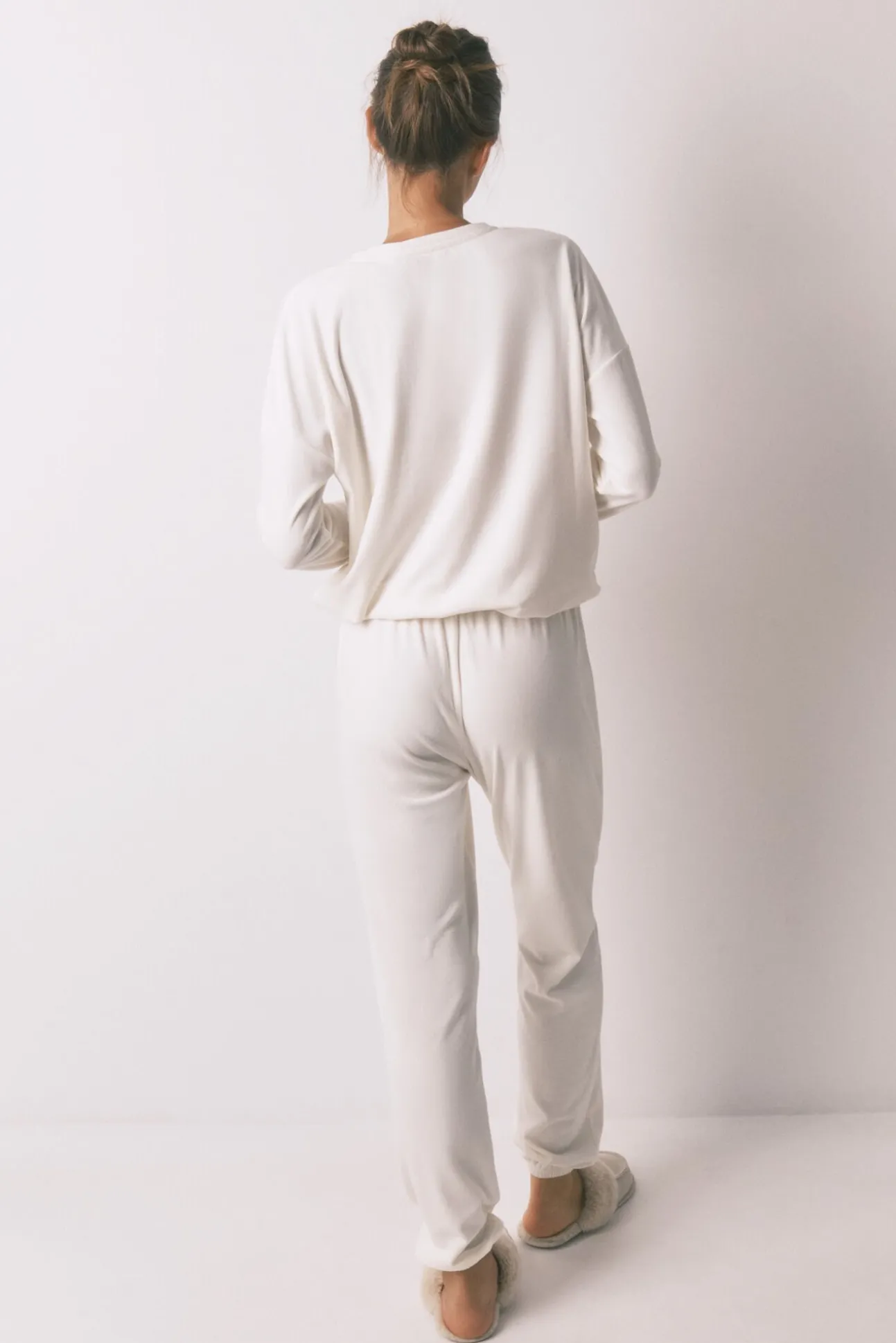 Pijama comprido em veludo branco macio com glitter