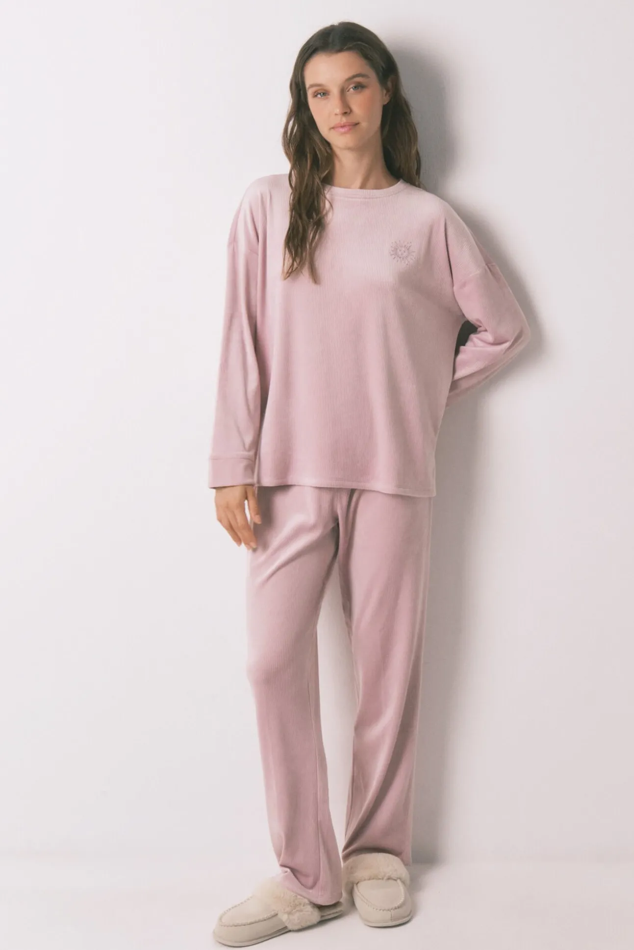 Pijama comprido em veludo rosa suave