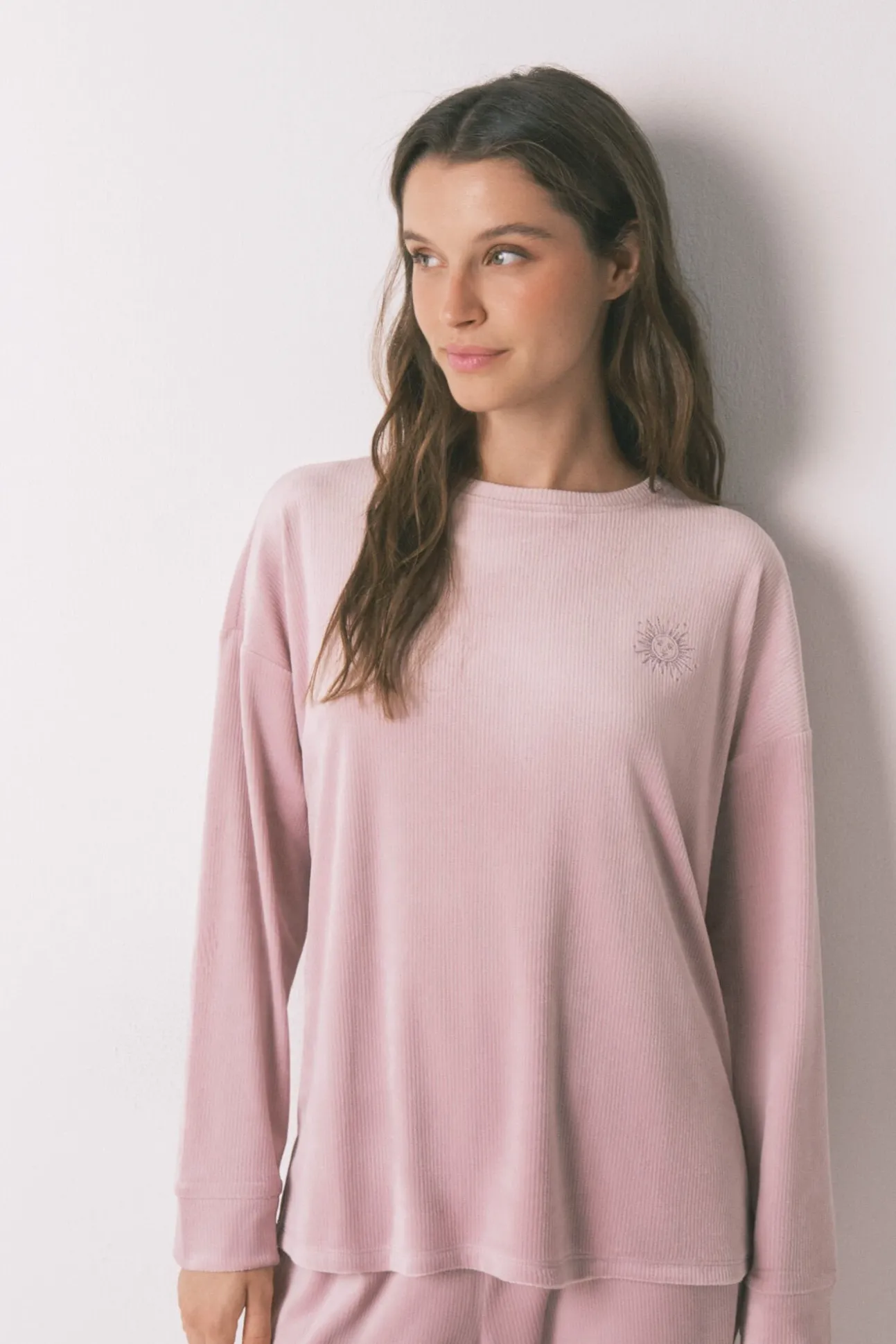 Pijama comprido em veludo rosa suave