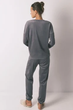 Pijama comprido em veludo cinza macio e brilhante