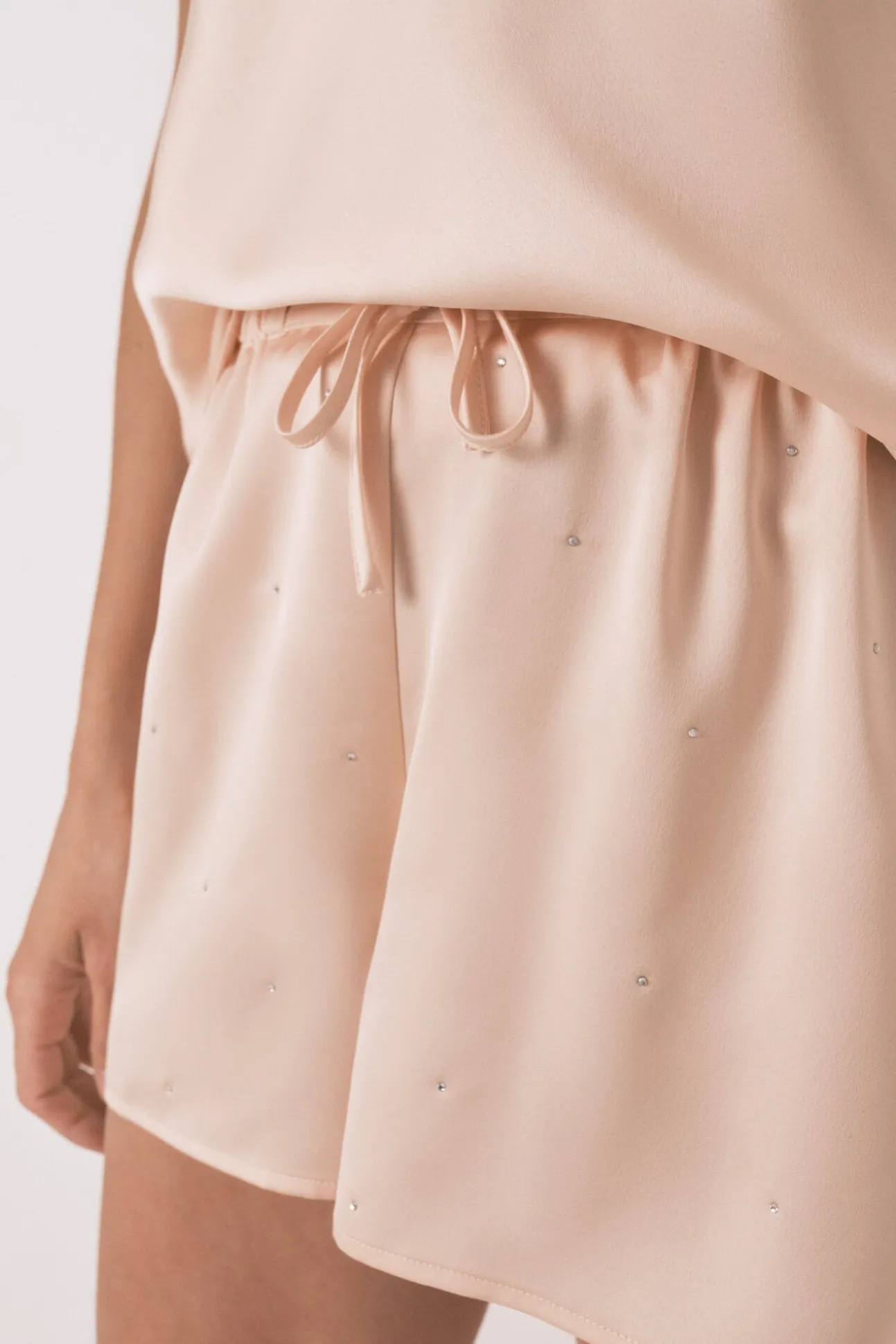 Pijama curto de cetim com renda rosa