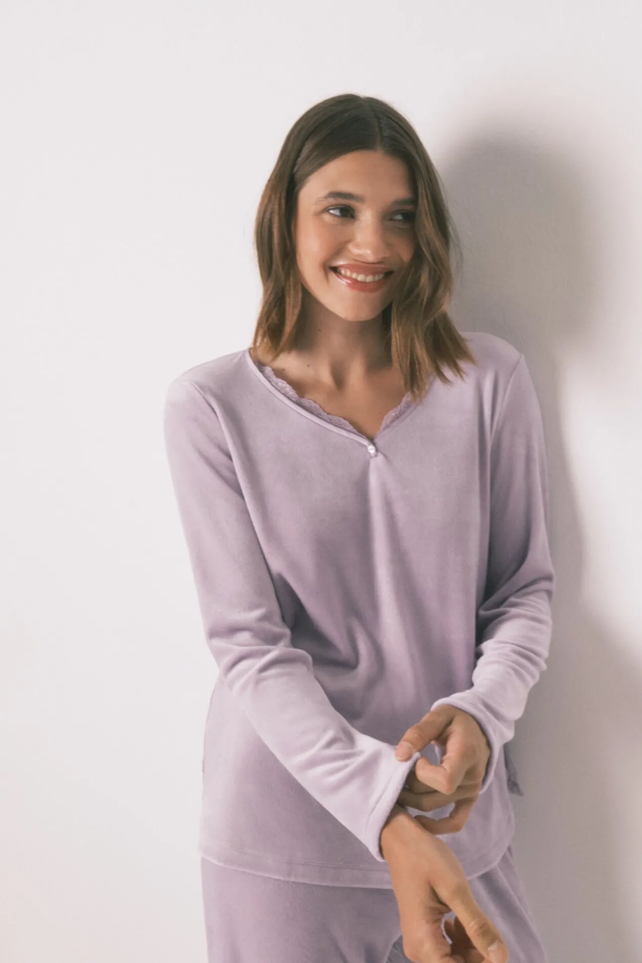 Pijama longo de veludo lilás