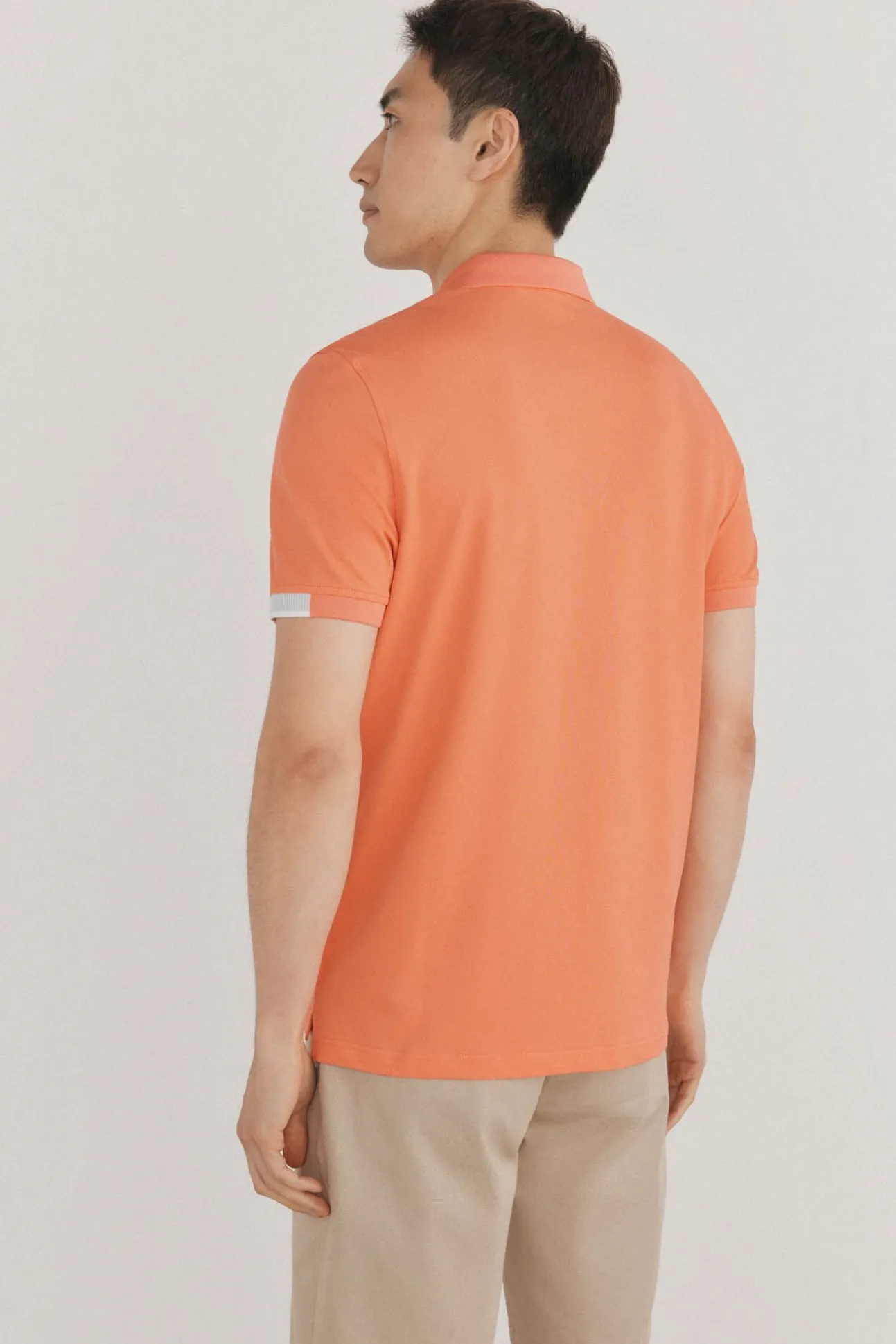 Polo com punhos contrastantes