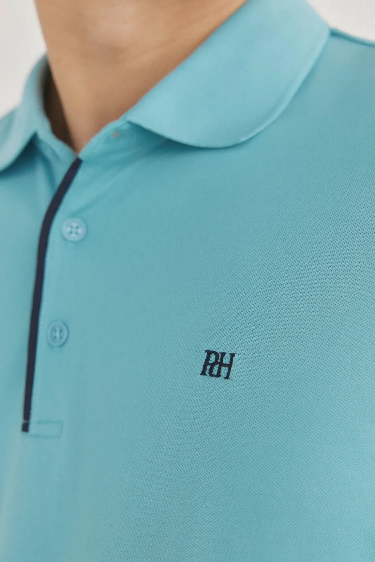 Polo com punhos contrastantes