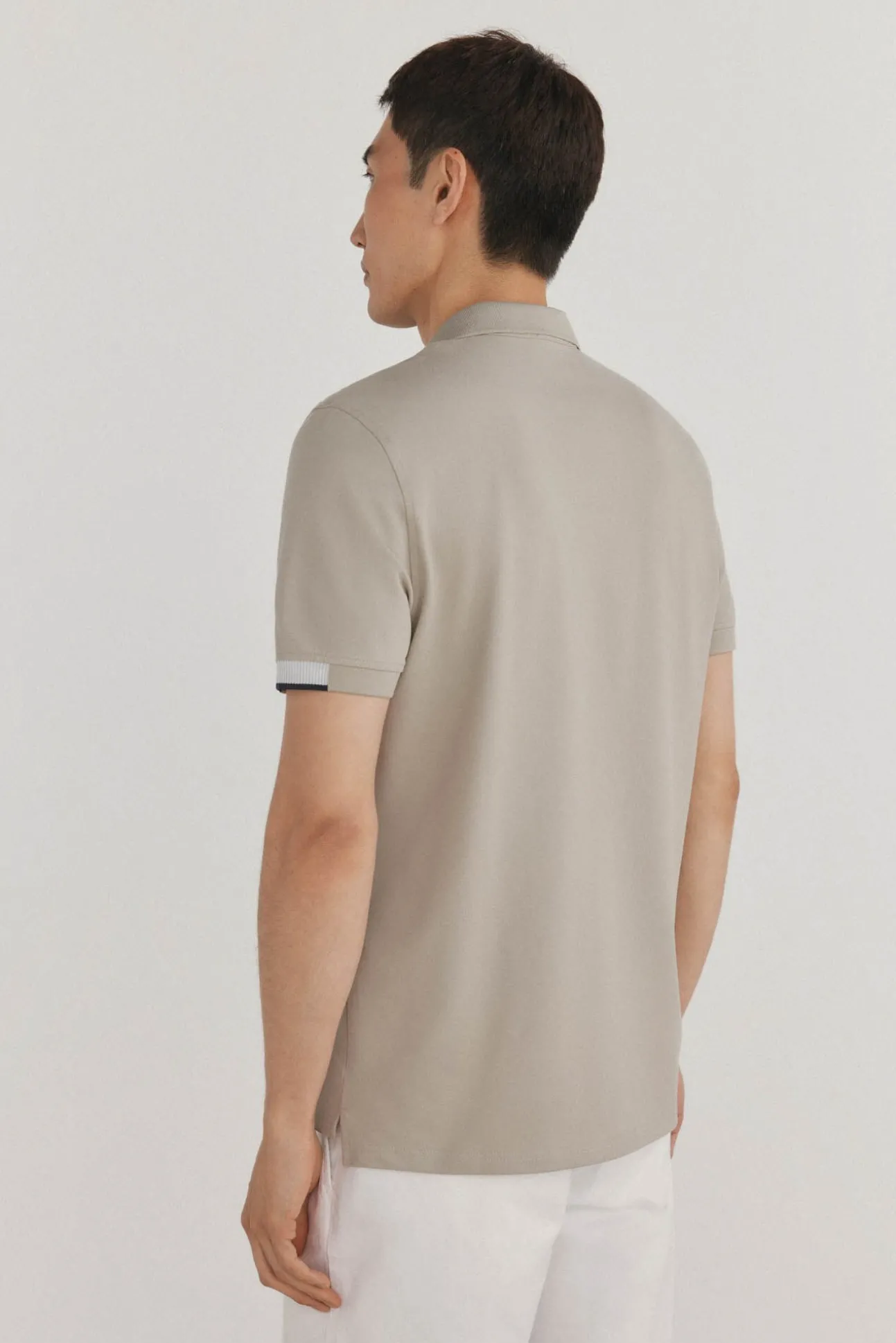 Polo com punhos contrastantes