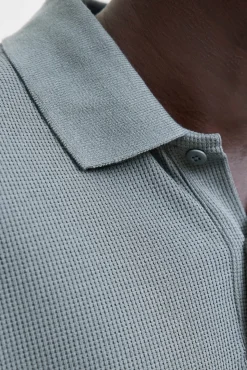 Polo de corte regular