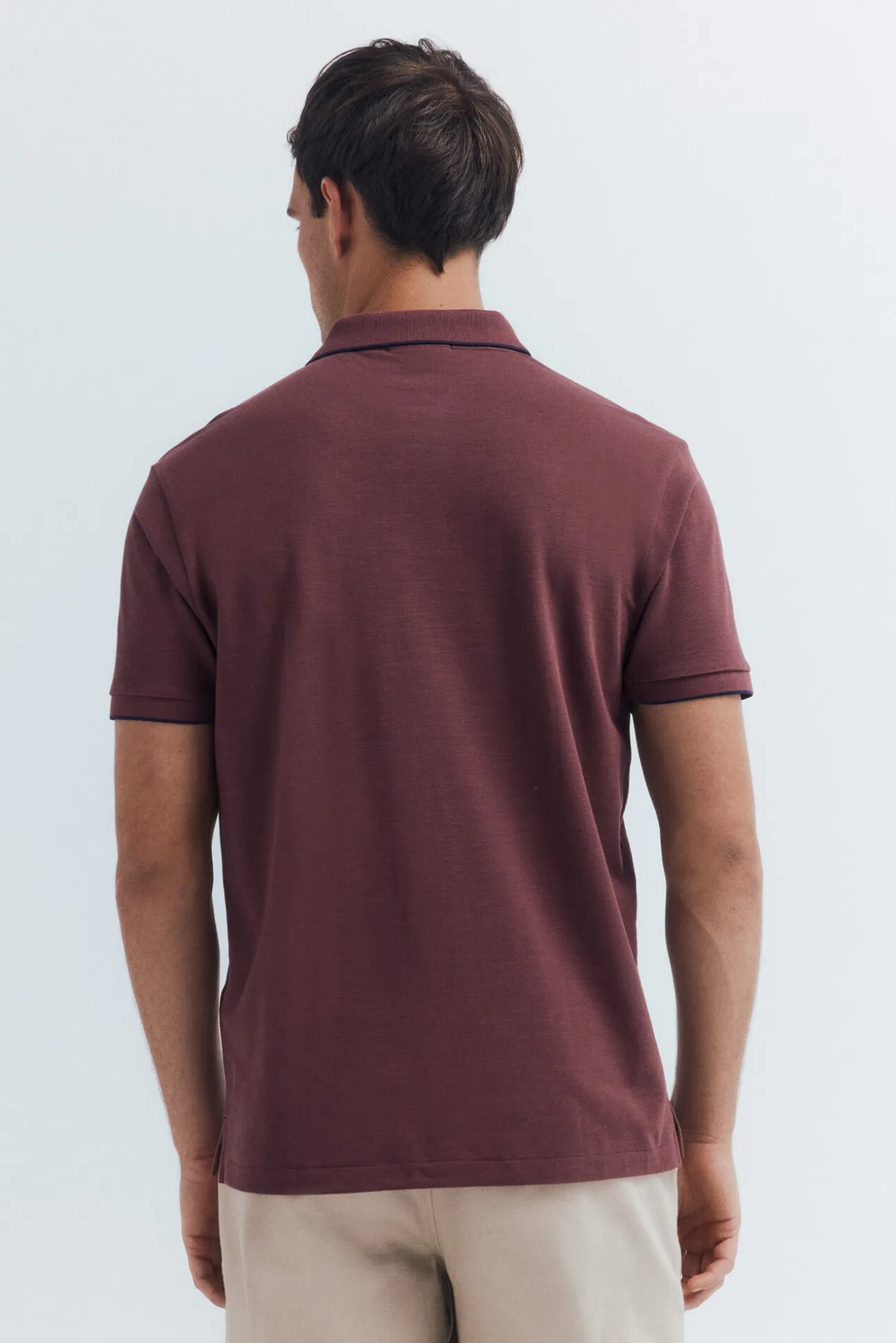 Polo piqué chique com gola canelada de corte regular