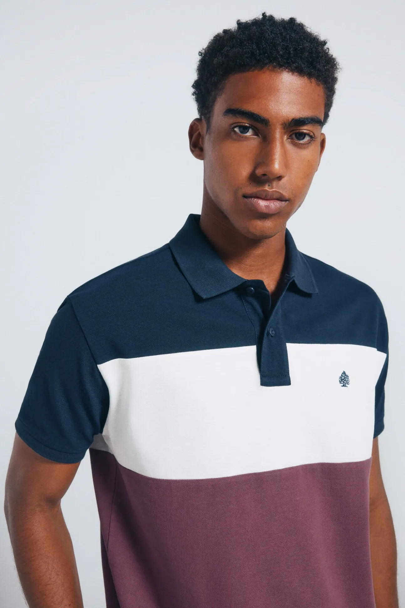 Polo piqué color block de corte regular