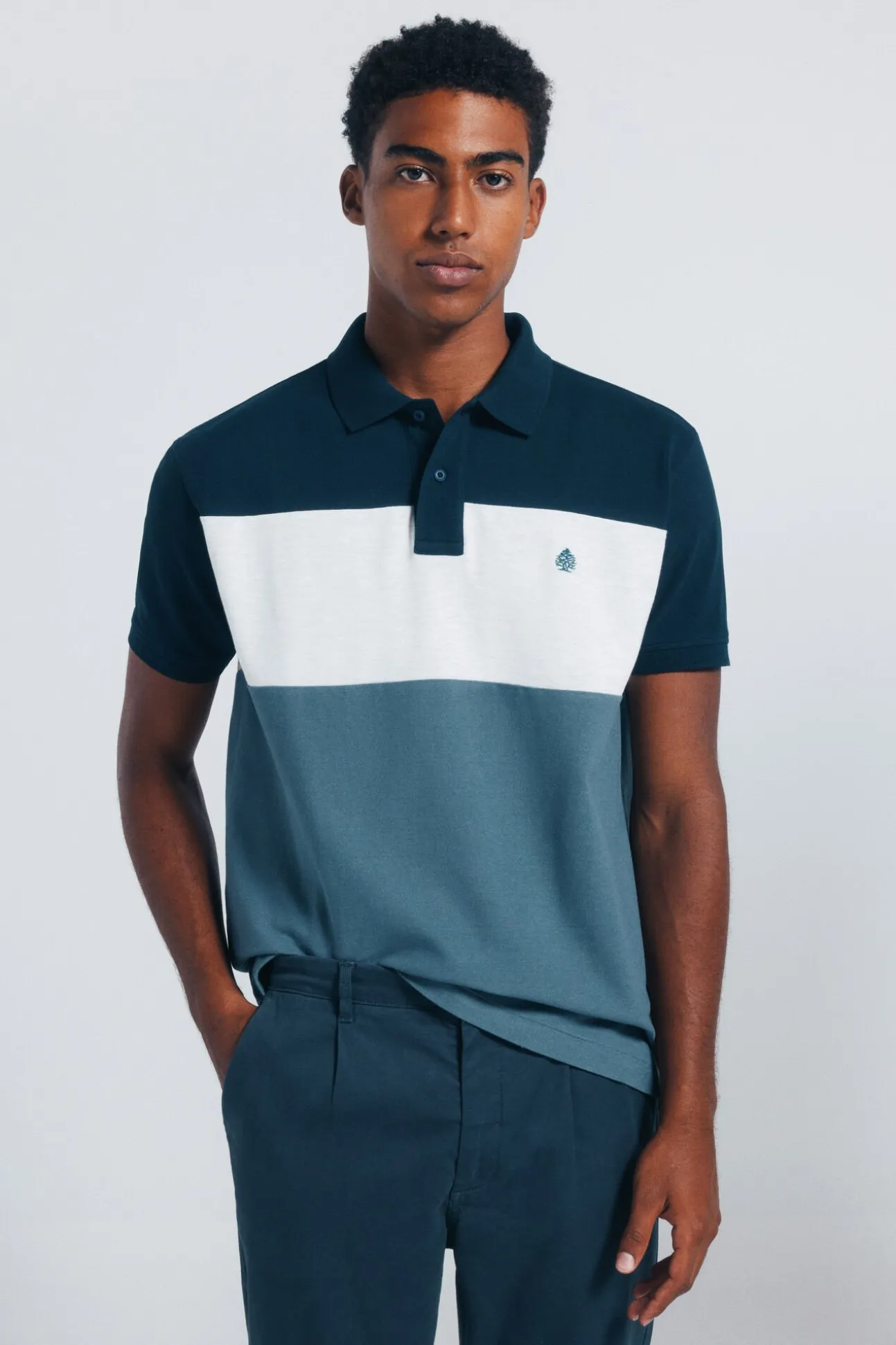 Polo piqué color block de corte regular