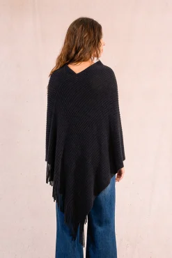 Poncho assimétrico com franjas