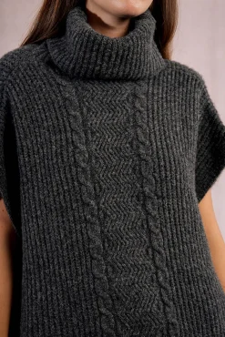 Poncho assimétrico com gola alta