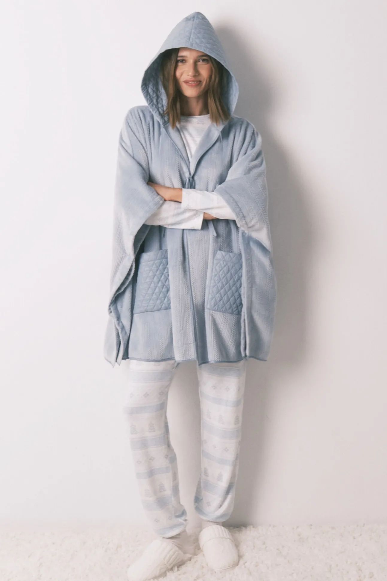Poncho polar curto azul com relevo