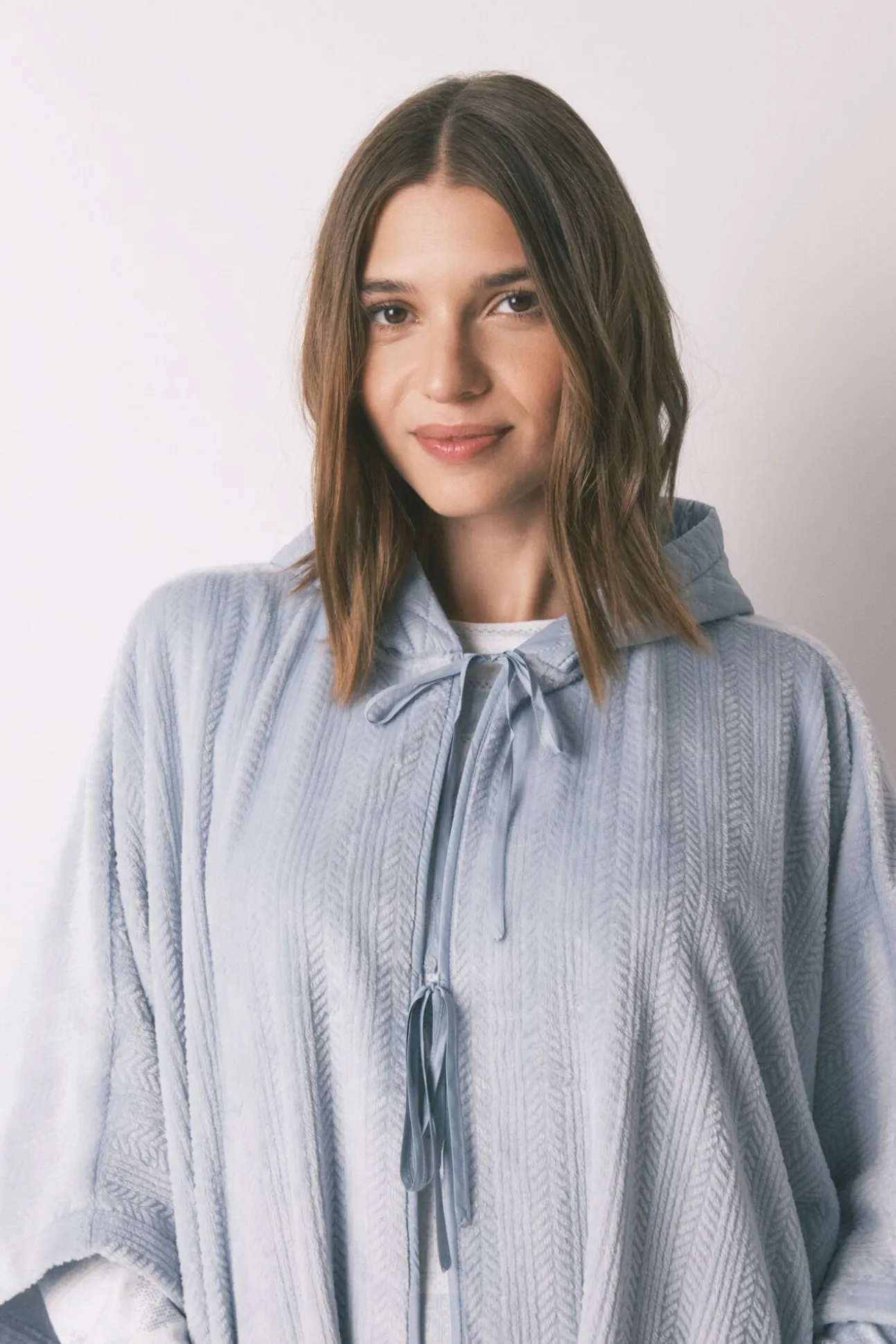 Poncho polar curto azul com relevo