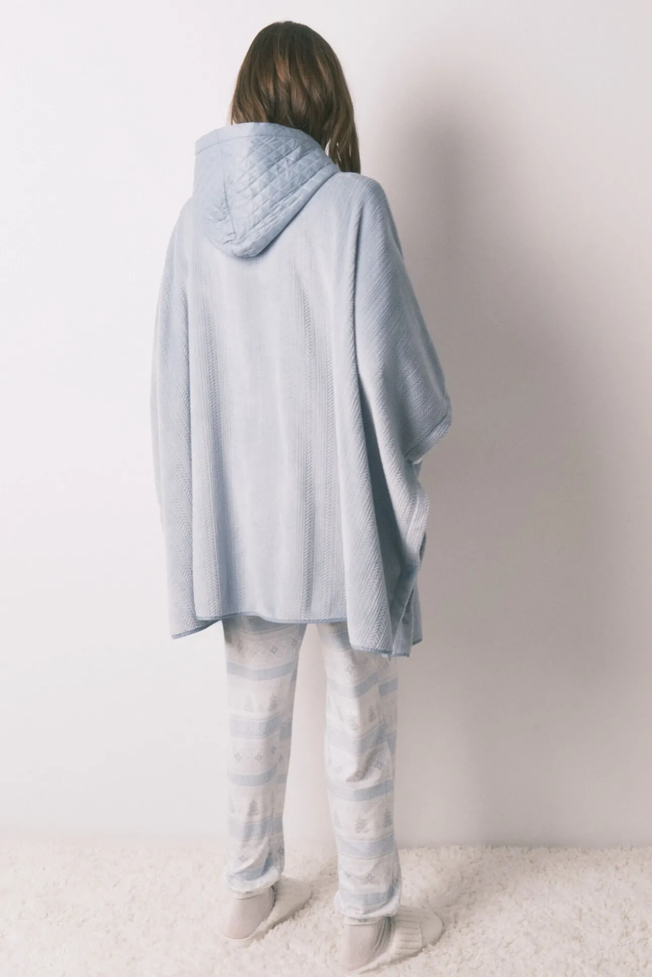 Poncho polar curto azul com relevo