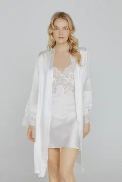Robe de mulher Ivette Bridal curto acetinado em branco