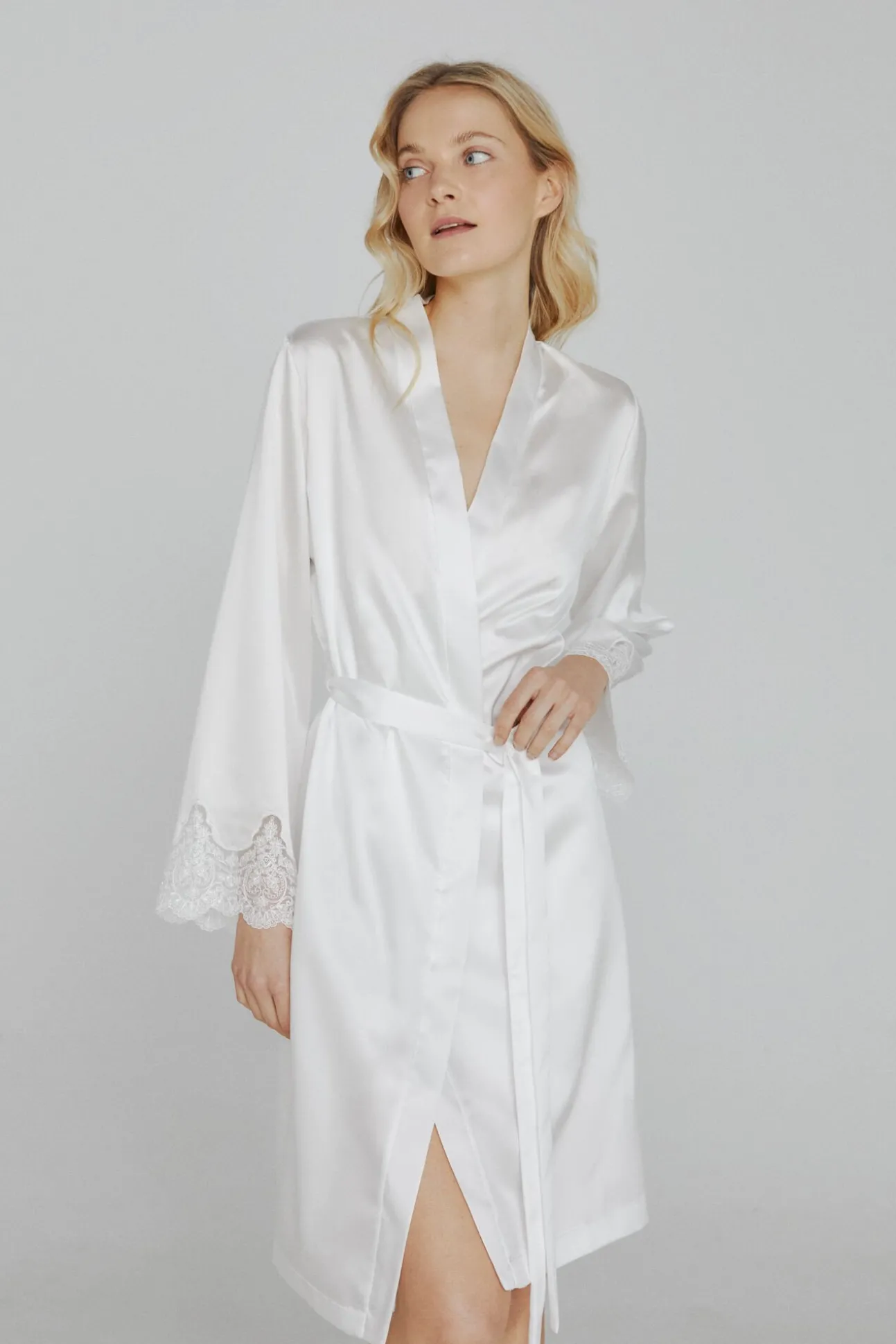 Robe de mulher Ivette Bridal curto acetinado em branco