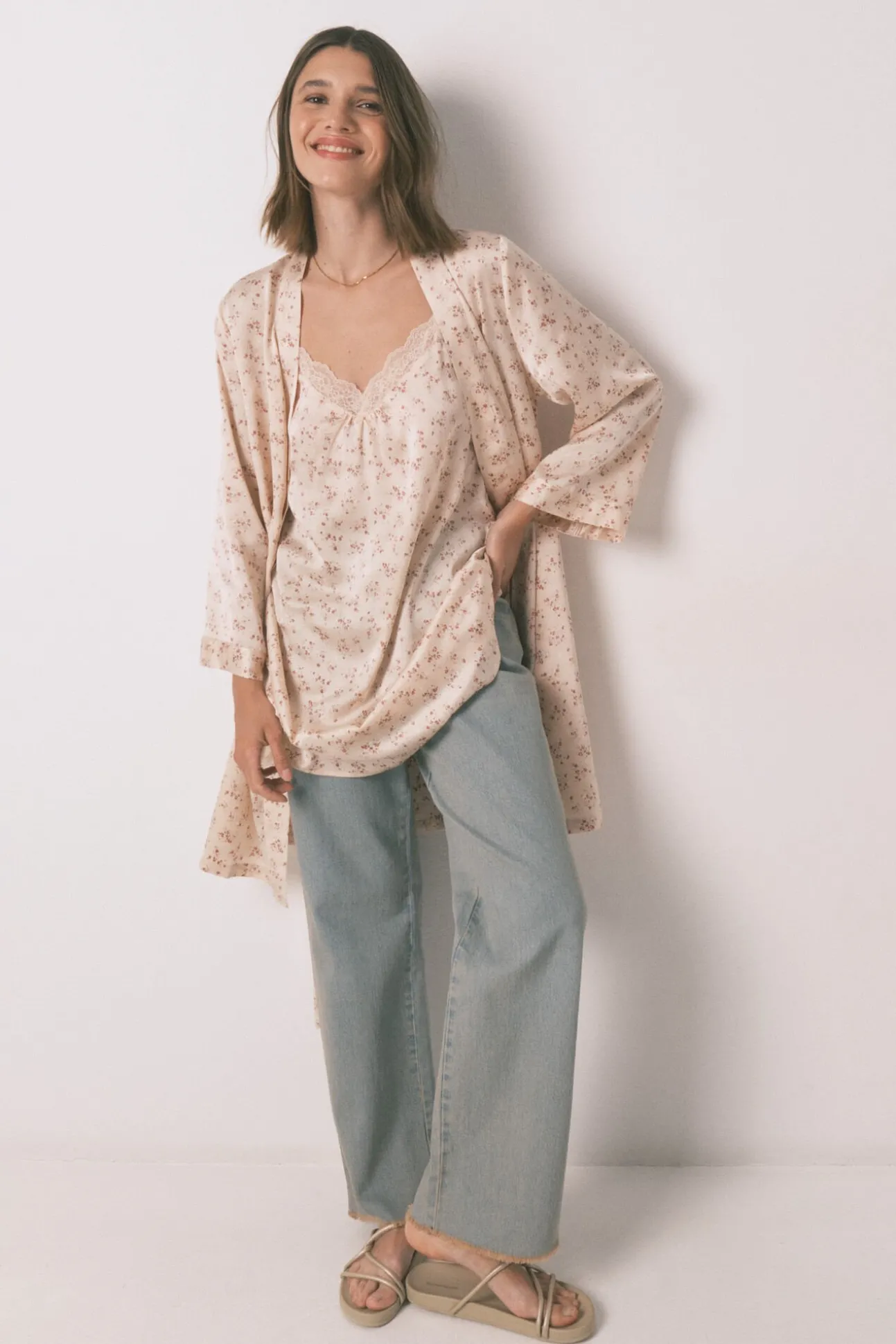 Robe solto de cetim midi com flor rosa