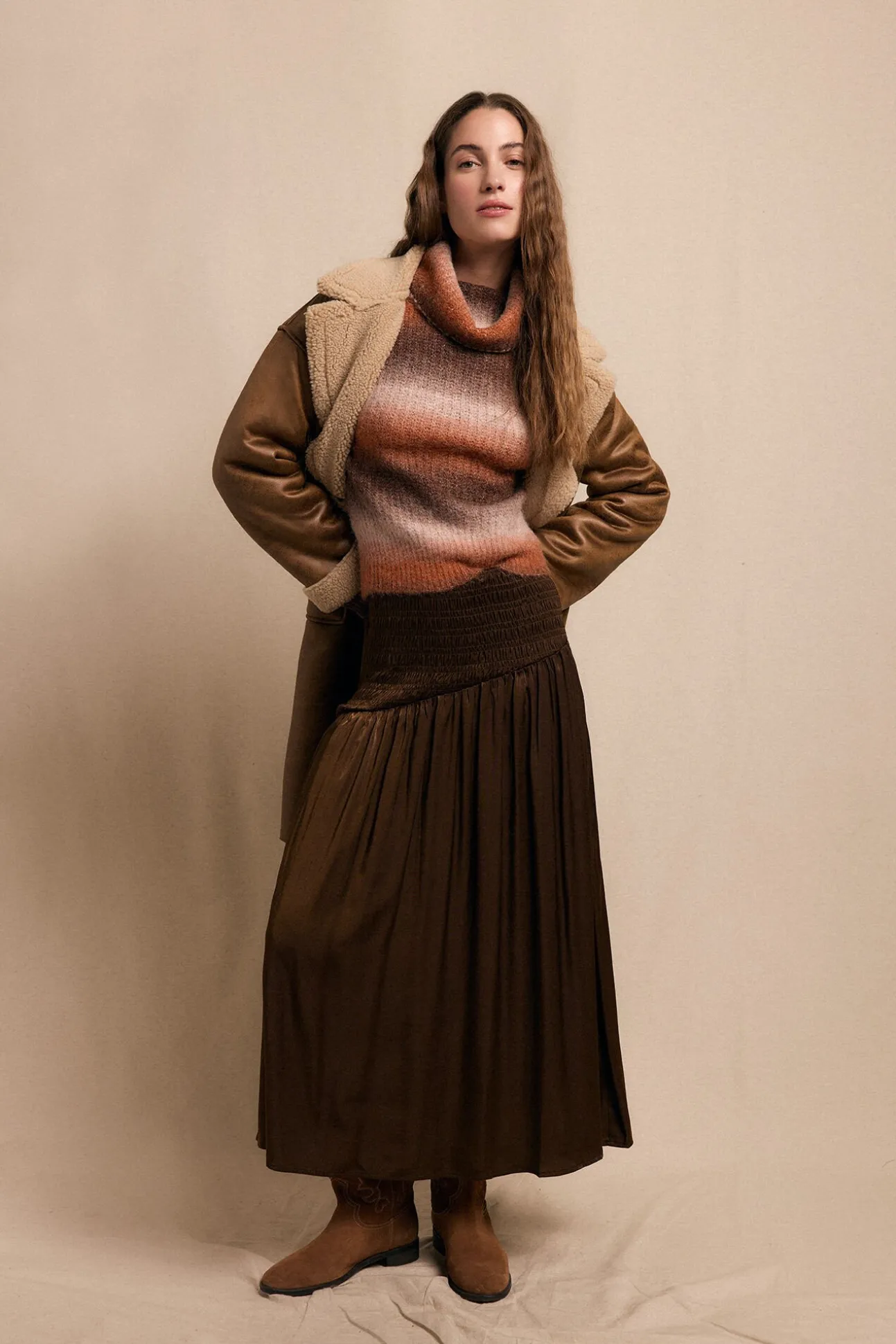 Saia midi acetinada