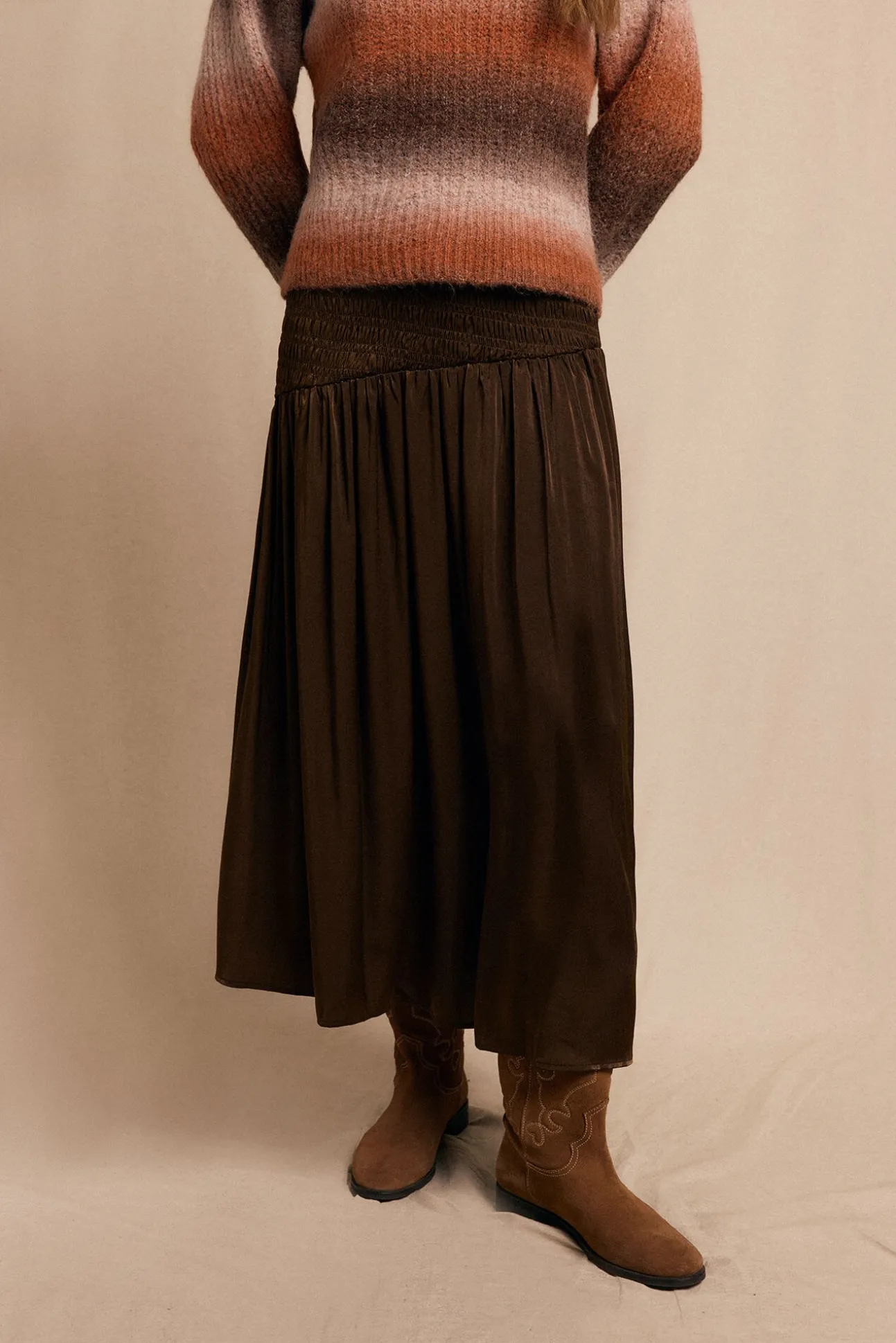 Saia midi acetinada