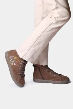 Sapatilha abotinada com detalhes florais
