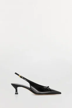 Sapato tipo slingback de couro envernizado com salto gatinho