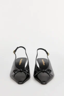 Sapato tipo slingback de couro envernizado com salto gatinho