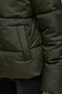 Sobretudo acolchoado com capuz