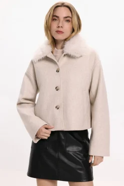 Sobretudo de tecido com gola de pele sintética