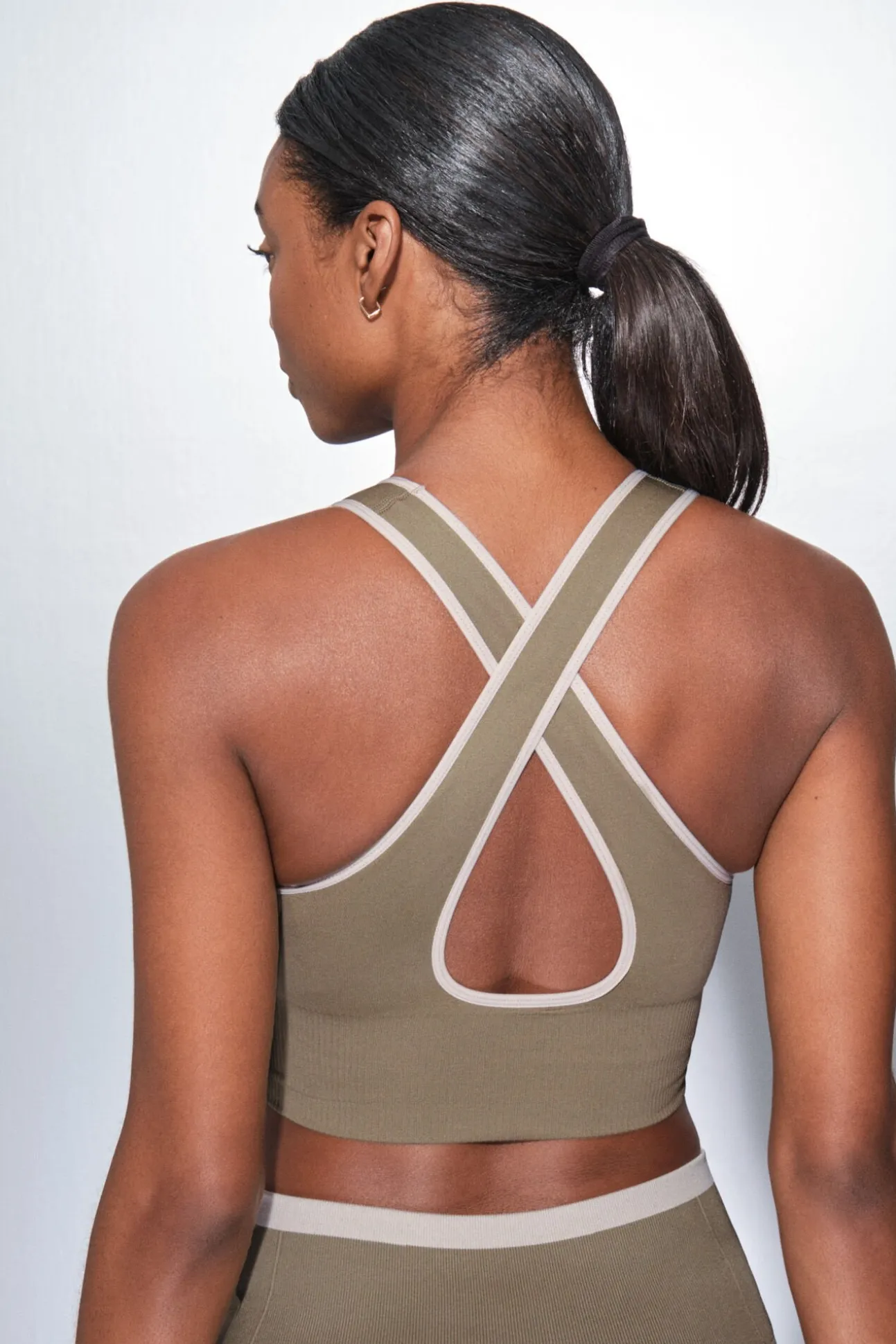 Soutien desportivo cáqui CONFORTO SEM COSTURAS
