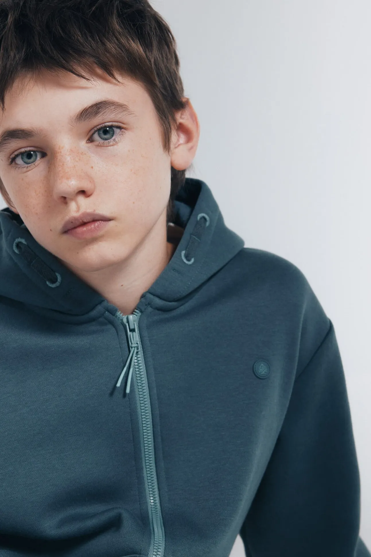 Sweatshirt com capuz aberto para menino