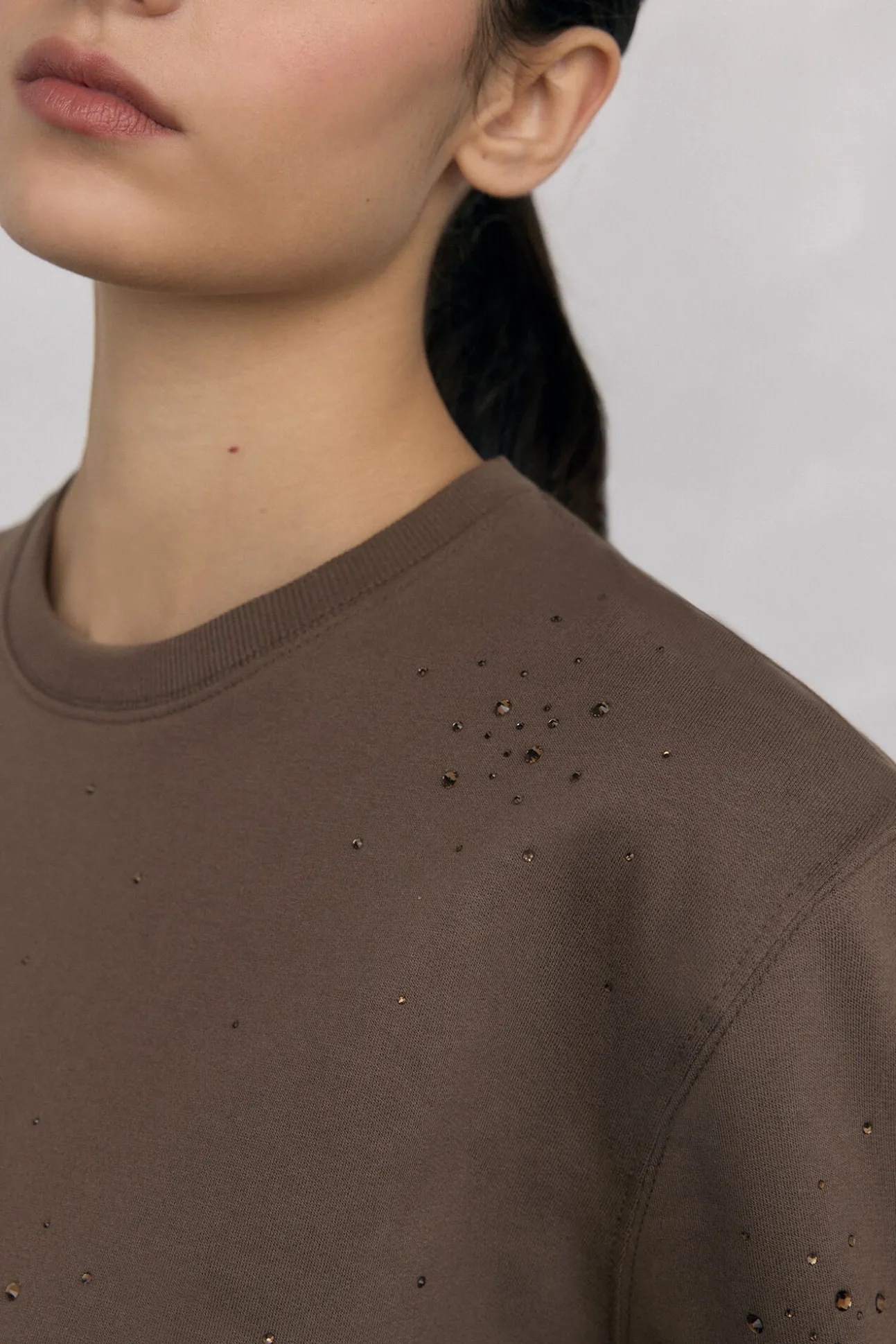 Sweatshirt com detalhe de miçangas