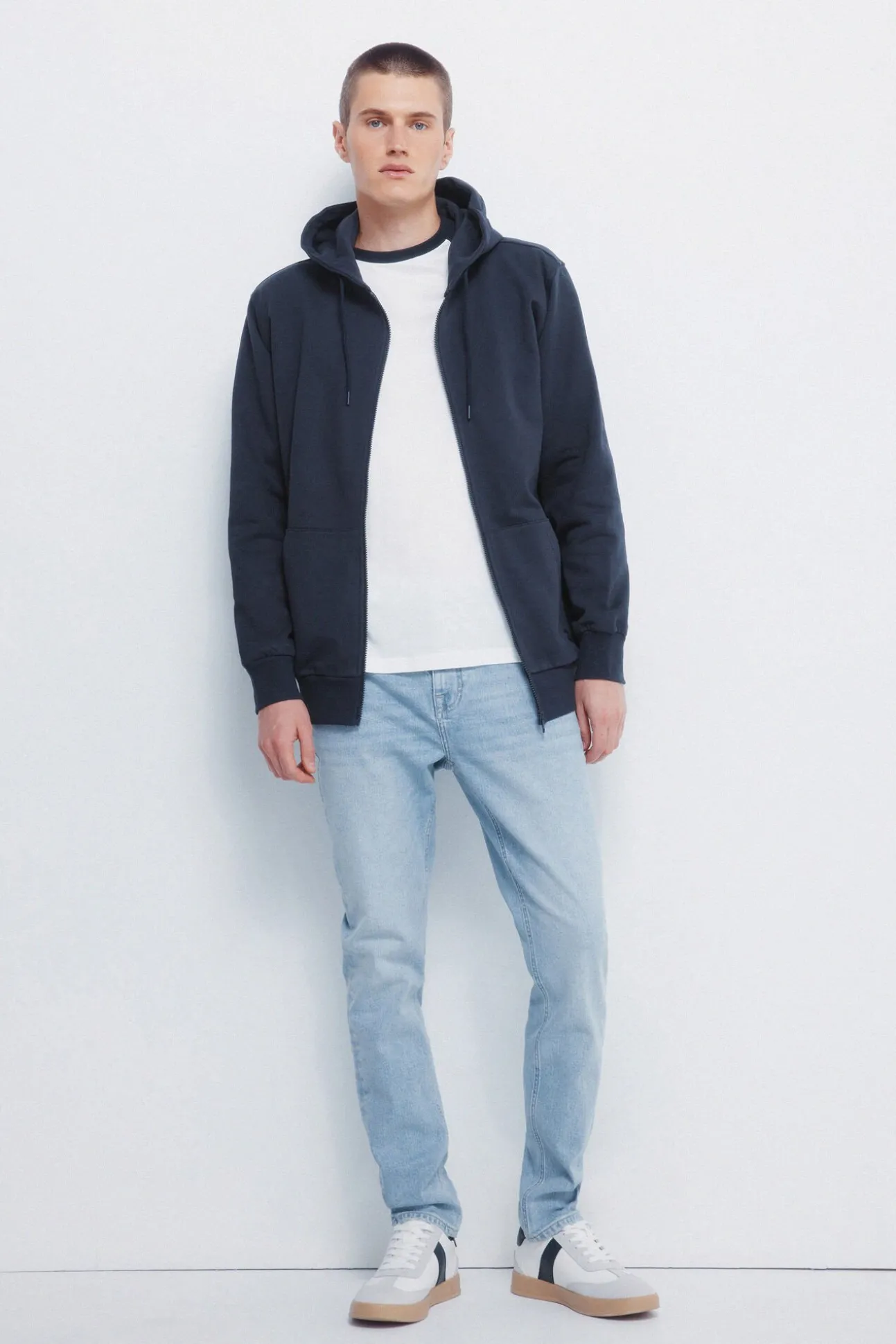 Sweatshirt com fecho-éclair e capuz