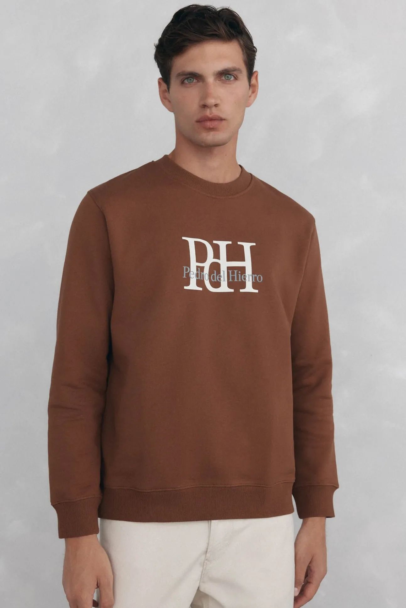 Sweatshirt com gola caixa redonda e logo grande