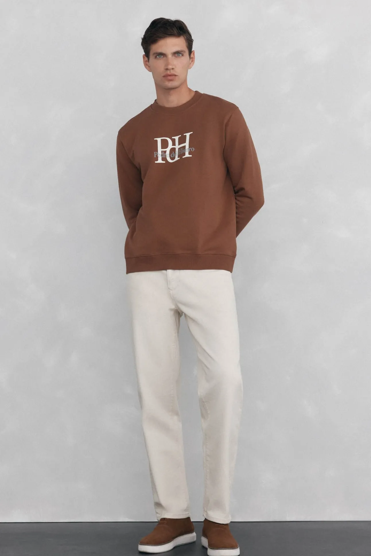 Sweatshirt com gola caixa redonda e logo grande