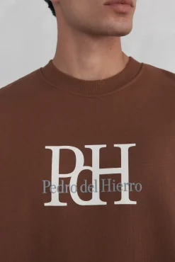 Sweatshirt com gola caixa redonda e logo grande