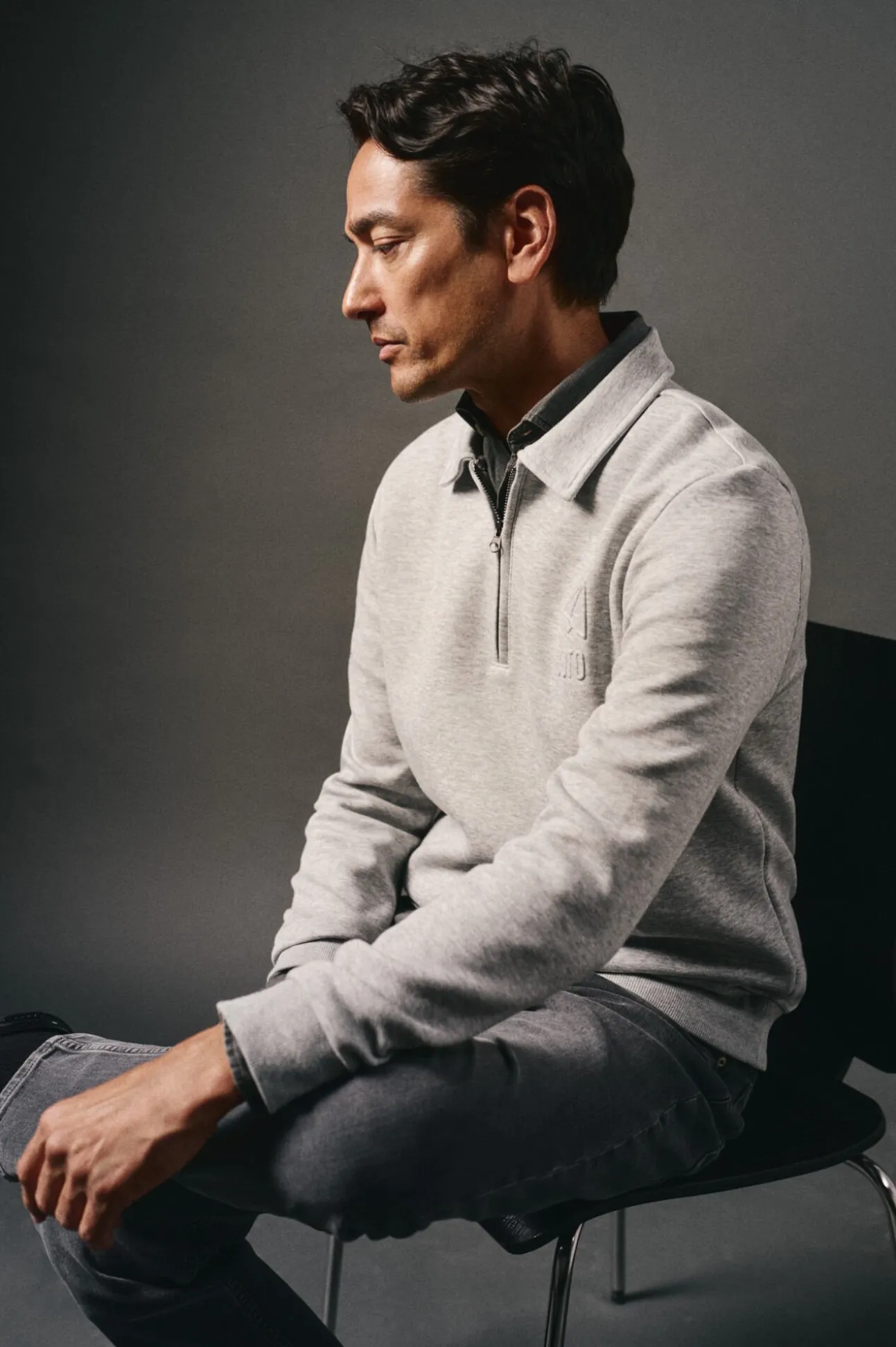 Sweatshirt com gola e fecho-éclair