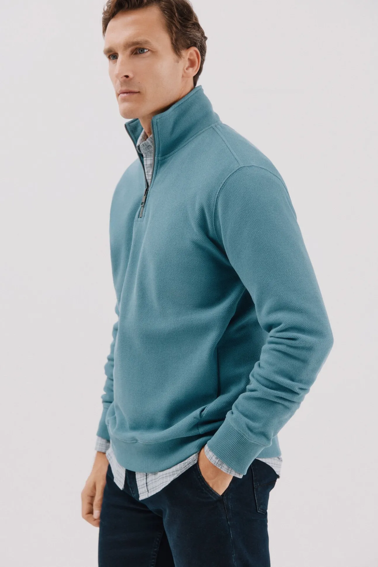 Sweatshirt com gola e fecho-éclair