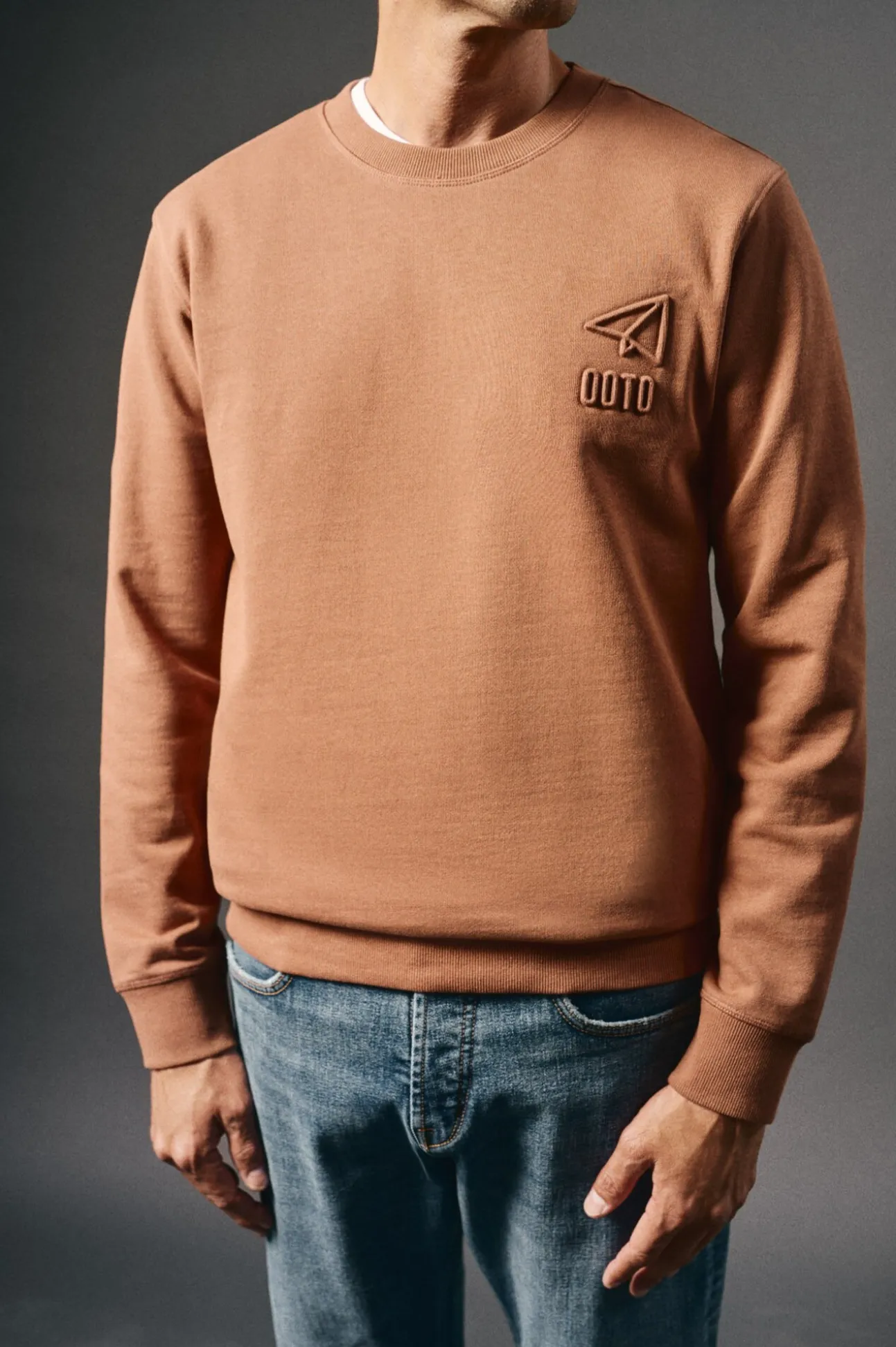 Sweatshirt com logo em relevo