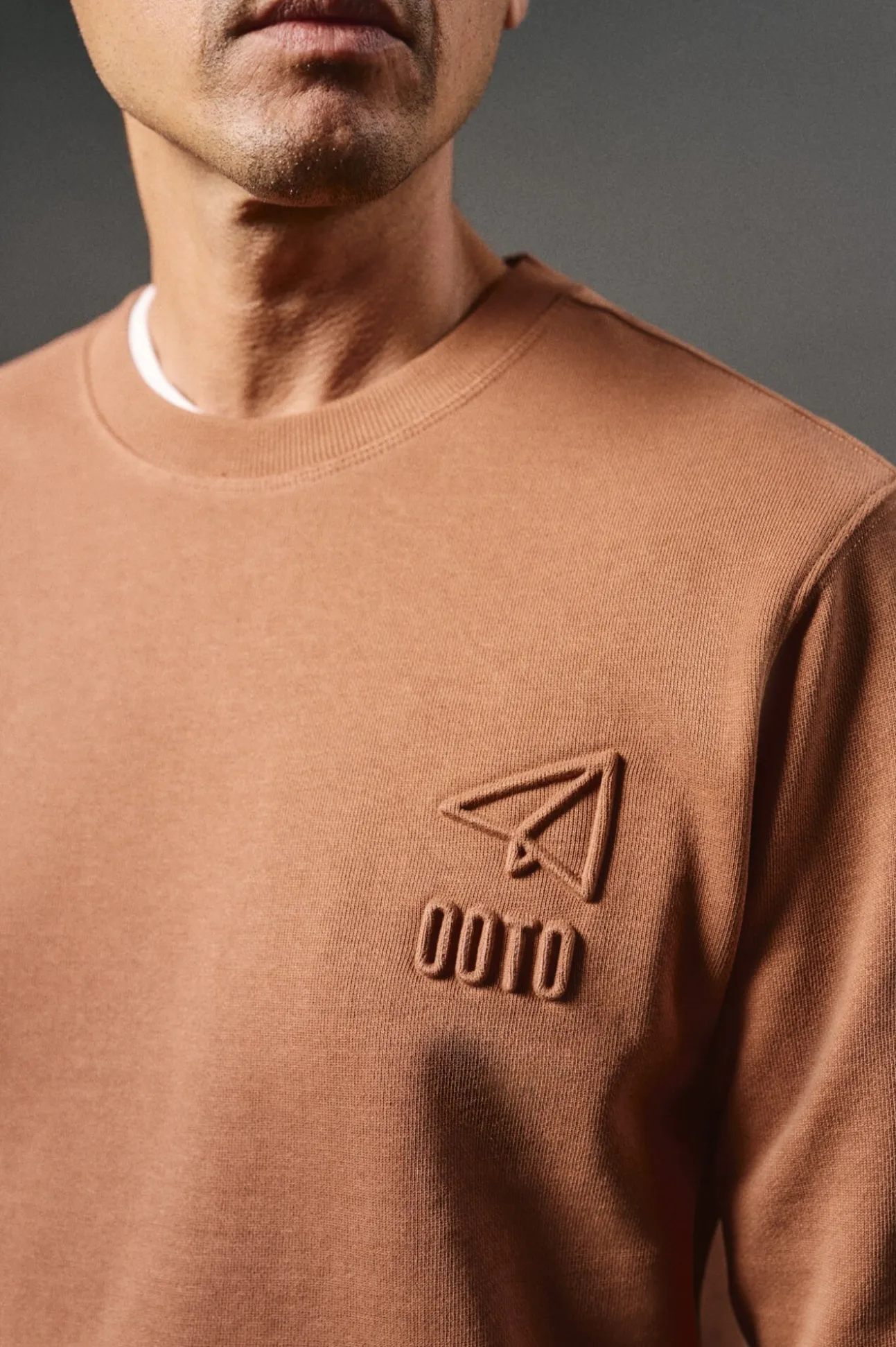 Sweatshirt com logo em relevo