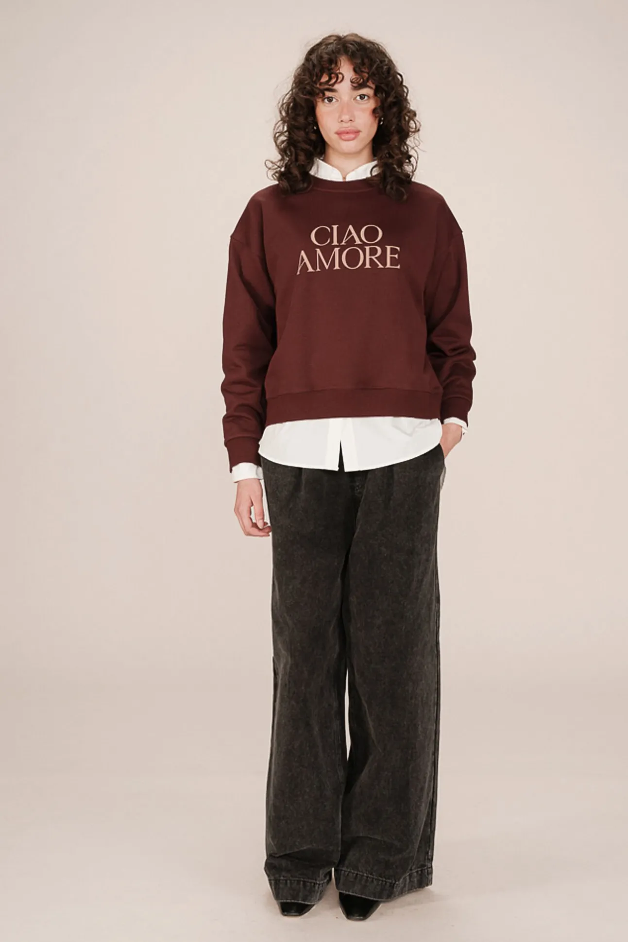 Sweatshirt com mensagem em marrom
