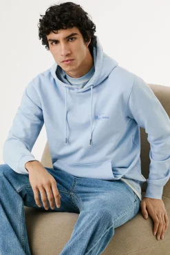 Sweatshirt lavado com logo pequeno na frente e logo grande atrás.
