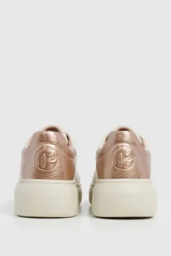 Tênis com tachas