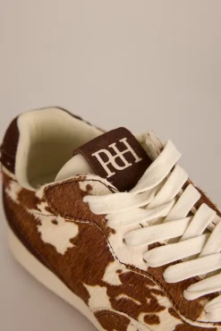 Tênis de pele com estampado de vaca