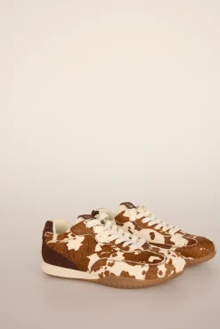 Tênis de pele com estampado de vaca