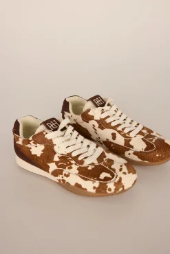 Tênis de pele com estampado de vaca