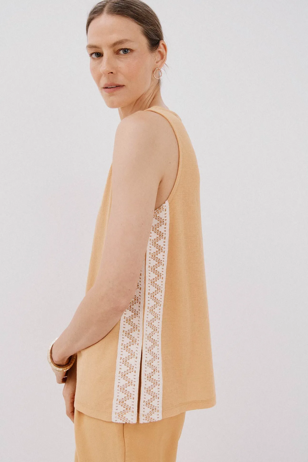 Top com detalhe de renda de crochet na lateral