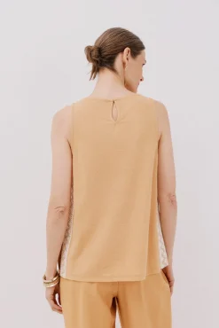 Top com detalhe de renda de crochet na lateral