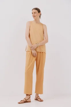 Top com detalhe de renda de crochet na lateral