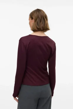 Top de malha com detalhe de fivela