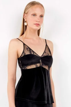 Top de veludo macio com detalhes de renda